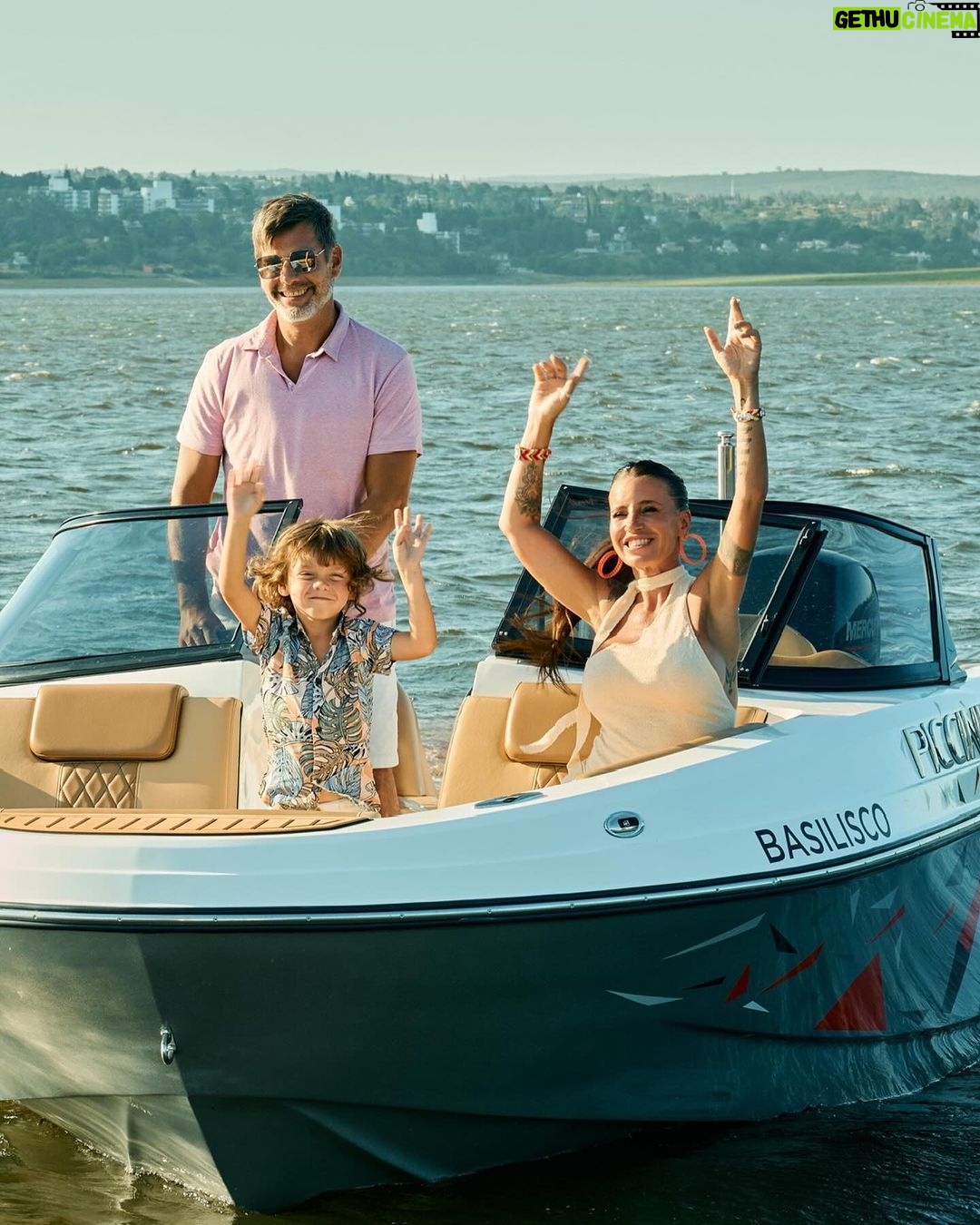 Florencia Peña Instagram - Así siempre… 💕 Qué lindo se ve Carlos Paz desde una @picciniboatsofficial 🚤 ¡Acá re manijas paseando por el lago San Roque! 🤪 @revistacaras