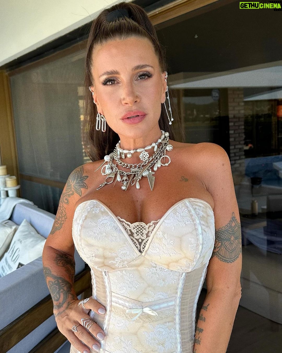 Florencia Peña Instagram - ASÍ DE FELIZ NOS GANAMOS EL ORO 🥹🤍 #MammaMia Gracias #PremiosCarlos 2024 por este reconocimiento 🎉🪩💐 @mammamiaarg @pardoproduccionesok @rickypashkus St @maggiemellas Pelo y make up @nanogmd Total look @verodelacanal Accesorios @gabriellacapucci Sandalias @milano_store_ @les_loles @extensionesanavaldez Fotos @german.vignoli Back @renzoberecoechea Booker @sebacruzcenteno Villa Carlos Paz, Argentina
