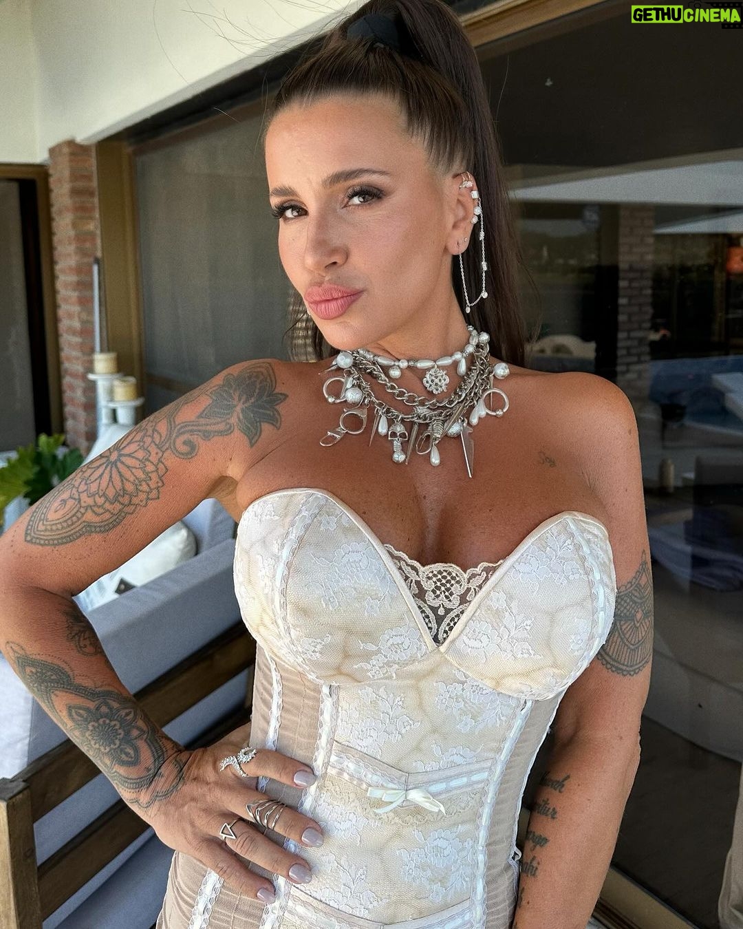 Florencia Peña Instagram - ASÍ DE FELIZ NOS GANAMOS EL ORO 🥹🤍 #MammaMia Gracias #PremiosCarlos 2024 por este reconocimiento 🎉🪩💐 @mammamiaarg @pardoproduccionesok @rickypashkus St @maggiemellas Pelo y make up @nanogmd Total look @verodelacanal Accesorios @gabriellacapucci Sandalias @milano_store_ @les_loles @extensionesanavaldez Fotos @german.vignoli Back @renzoberecoechea Booker @sebacruzcenteno Villa Carlos Paz, Argentina