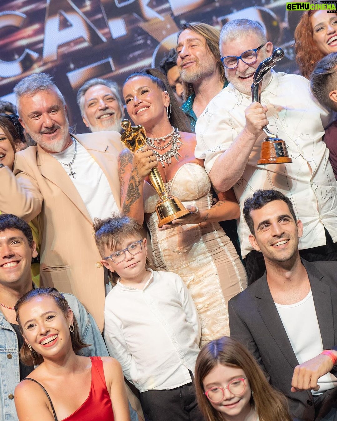 Florencia Peña Instagram - ASÍ DE FELIZ NOS GANAMOS EL ORO 🥹🤍 #MammaMia Gracias #PremiosCarlos 2024 por este reconocimiento 🎉🪩💐 @mammamiaarg @pardoproduccionesok @rickypashkus St @maggiemellas Pelo y make up @nanogmd Total look @verodelacanal Accesorios @gabriellacapucci Sandalias @milano_store_ @les_loles @extensionesanavaldez Fotos @german.vignoli Back @renzoberecoechea Booker @sebacruzcenteno Villa Carlos Paz, Argentina