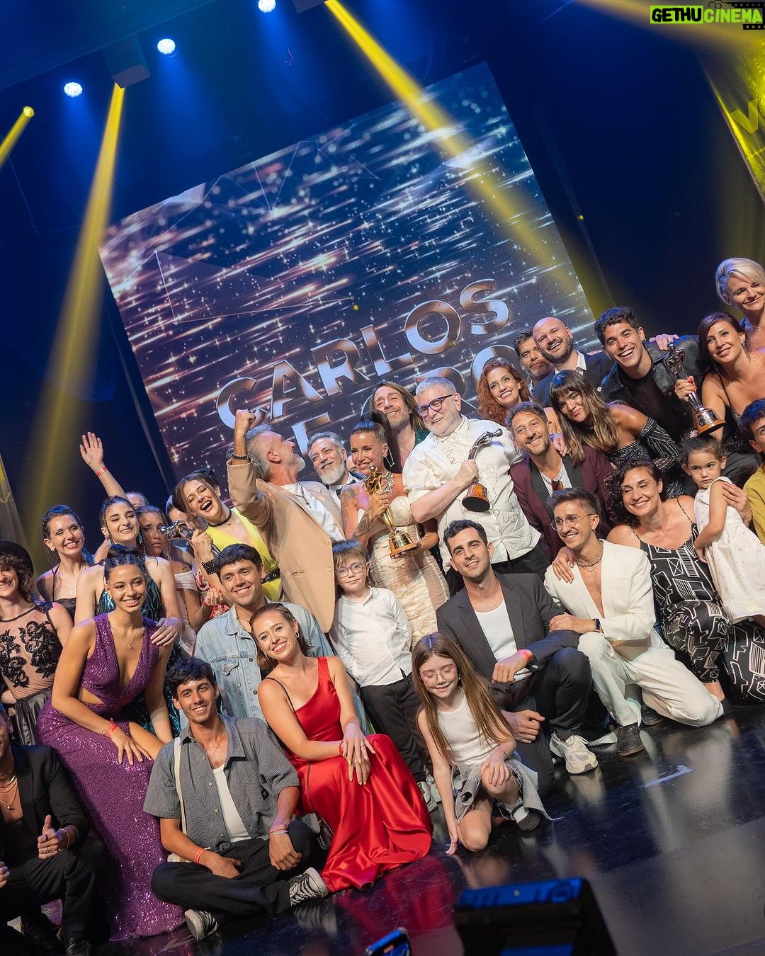 Florencia Peña Instagram - ASÍ DE FELIZ NOS GANAMOS EL ORO 🥹🤍 #MammaMia Gracias #PremiosCarlos 2024 por este reconocimiento 🎉🪩💐 @mammamiaarg @pardoproduccionesok @rickypashkus St @maggiemellas Pelo y make up @nanogmd Total look @verodelacanal Accesorios @gabriellacapucci Sandalias @milano_store_ @les_loles @extensionesanavaldez Fotos @german.vignoli Back @renzoberecoechea Booker @sebacruzcenteno Villa Carlos Paz, Argentina