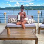 Florencia Peña Instagram - #buendia Viernes de mates y esta vista impresionante que me regala Carlos Paz 🤍 La comodidad de sentirme como en casa con @acoendainteriores, que me armó este increíble living de exteriores 🛋️🌿☀️ Es todo lo que está bien! 👏🏻 Villa Carlos Paz, Argentina