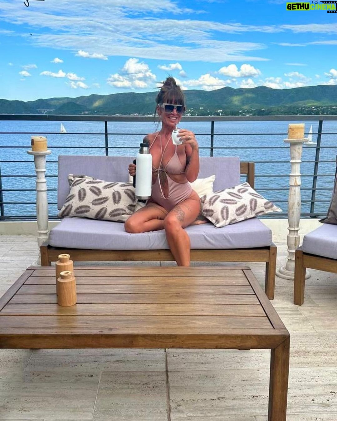 Florencia Peña Instagram - #buendia Viernes de mates y esta vista impresionante que me regala Carlos Paz 🤍 La comodidad de sentirme como en casa con @acoendainteriores, que me armó este increíble living de exteriores 🛋️🌿☀️ Es todo lo que está bien! 👏🏻 Villa Carlos Paz, Argentina