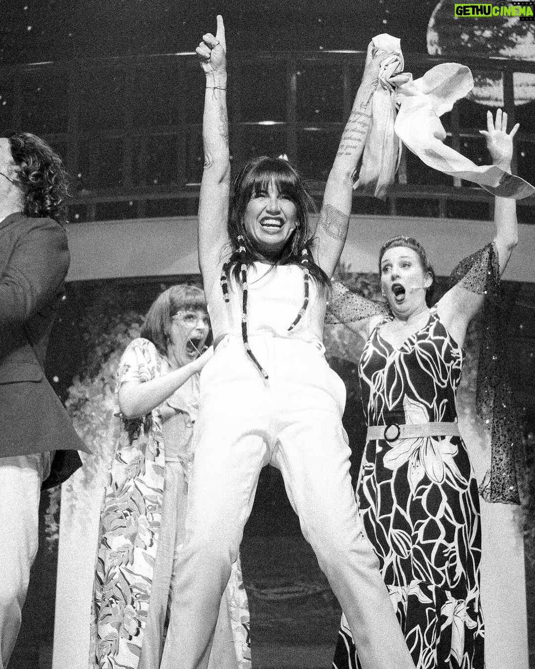Florencia Peña Instagram - Ayer hicimos la Gala de #MammaMia 🤍🎭🪩 No puedo estar más agradecida x todas las cosas hermosas que nos están sucediendo desde que estrenamos esta obra. Gracias x el amor que nos dan cada noche. Por las risas, los aplausos y la emoción. 🥲💞 @mammamiaarg @pardoproduccionesok @teatroluxorsancorseguros 📸 @german.vignoli Teatro LUXOR Carlos Paz