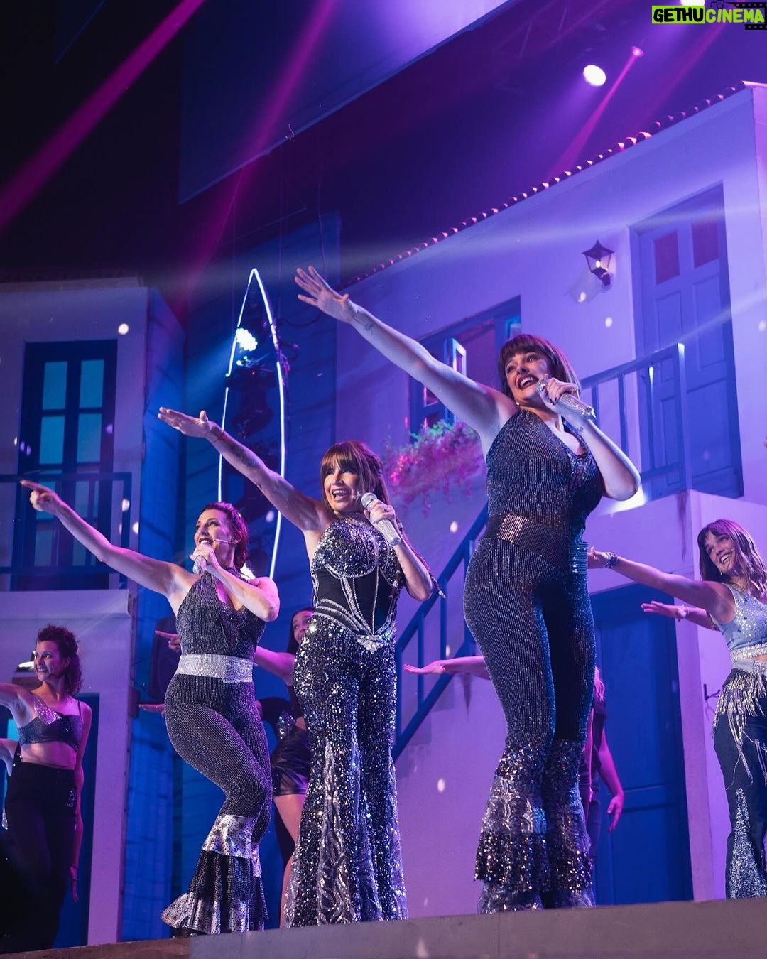 Florencia Peña Instagram - Ayer hicimos la Gala de #MammaMia 🤍🎭🪩 No puedo estar más agradecida x todas las cosas hermosas que nos están sucediendo desde que estrenamos esta obra. Gracias x el amor que nos dan cada noche. Por las risas, los aplausos y la emoción. 🥲💞 @mammamiaarg @pardoproduccionesok @teatroluxorsancorseguros 📸 @german.vignoli Teatro LUXOR Carlos Paz