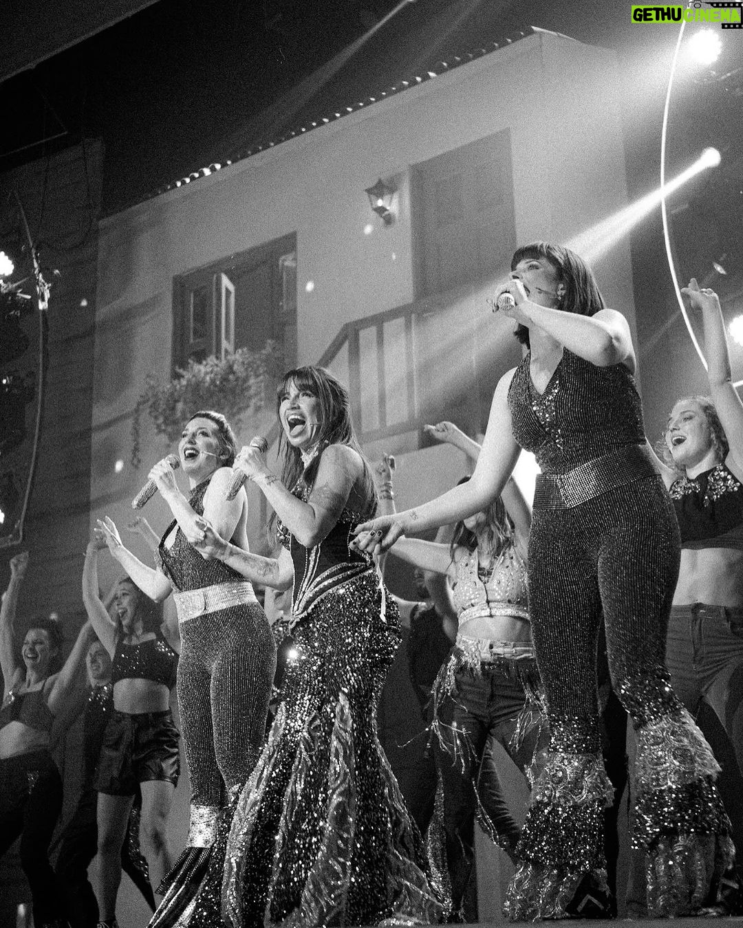 Florencia Peña Instagram - Ayer hicimos la Gala de #MammaMia 🤍🎭🪩 No puedo estar más agradecida x todas las cosas hermosas que nos están sucediendo desde que estrenamos esta obra. Gracias x el amor que nos dan cada noche. Por las risas, los aplausos y la emoción. 🥲💞 @mammamiaarg @pardoproduccionesok @teatroluxorsancorseguros 📸 @german.vignoli Teatro LUXOR Carlos Paz