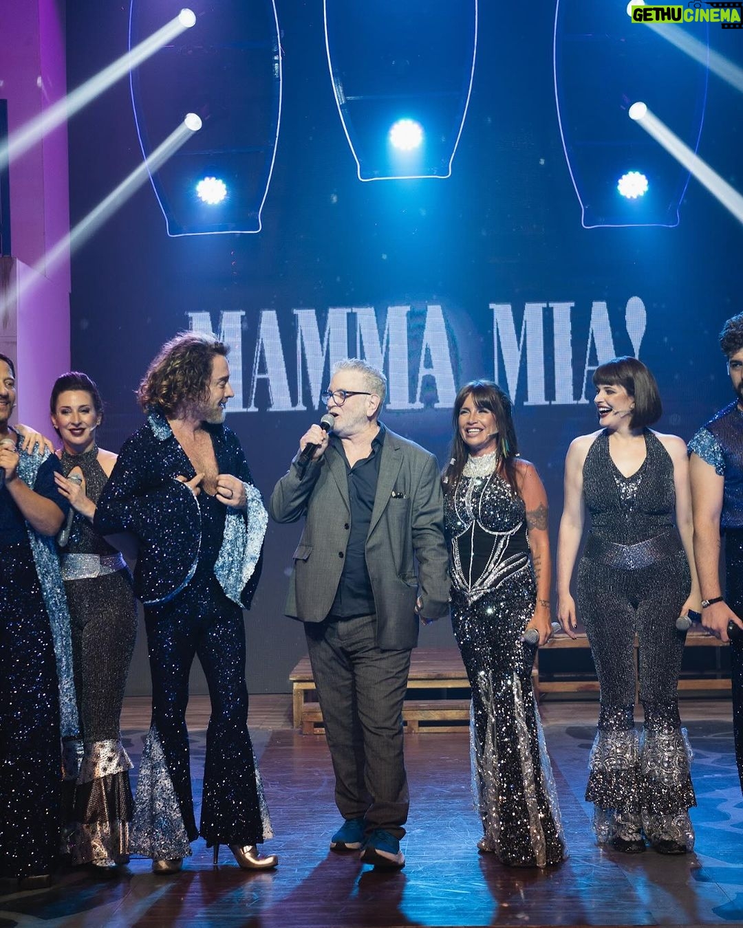 Florencia Peña Instagram - Ayer hicimos la Gala de #MammaMia 🤍🎭🪩 No puedo estar más agradecida x todas las cosas hermosas que nos están sucediendo desde que estrenamos esta obra. Gracias x el amor que nos dan cada noche. Por las risas, los aplausos y la emoción. 🥲💞 @mammamiaarg @pardoproduccionesok @teatroluxorsancorseguros 📸 @german.vignoli Teatro LUXOR Carlos Paz