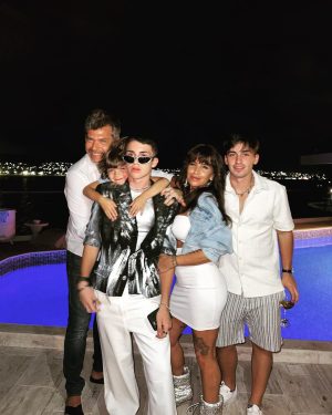 Florencia Peña Instagram - We are Family !! Mi mayor éxito es esta familia loca y hermosa que me llena de amor y alegría! Los amo fuerte ! Que este 2024 nos encuentre juntos y luchando x ser quienes queremos ser !!! Nadie nos puede quitar eso ! 💪 feliz comienzo de año para todos !