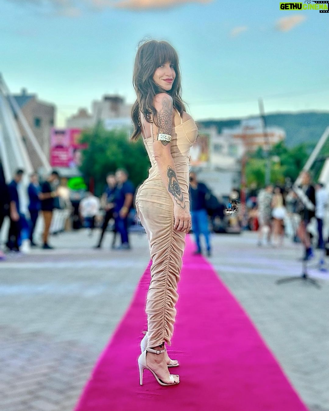 Florencia Peña Instagram - Gran apertura de temporada de #CarlosPaz 🎭🤍 Feliz de volver a las sierras con @mammamiaarg 🤩 ¡Los esperamos para divertirse, cantar y bailar con nosotros! 🙌🏻🎤🪩💃🏼 @pardoproduccionesok @rickypashkus St @maggiemellas Pelo y make up @nanogmd Vestido @marcelo.zanek Accesorios @theurbanconcept Sandalias @milano_store_ @les_loles Booker @sebacruzcenteno Villa Carlos Paz, Argentina