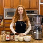 Francesca Capaldi Instagram - Let’s make an almond butter and jelly smoothie bowl!