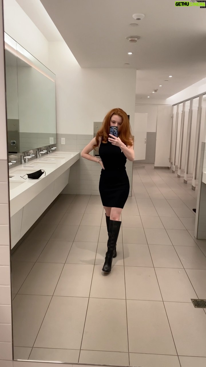 Francesca Capaldi Instagram - Red Carpet look for tonight 🎥