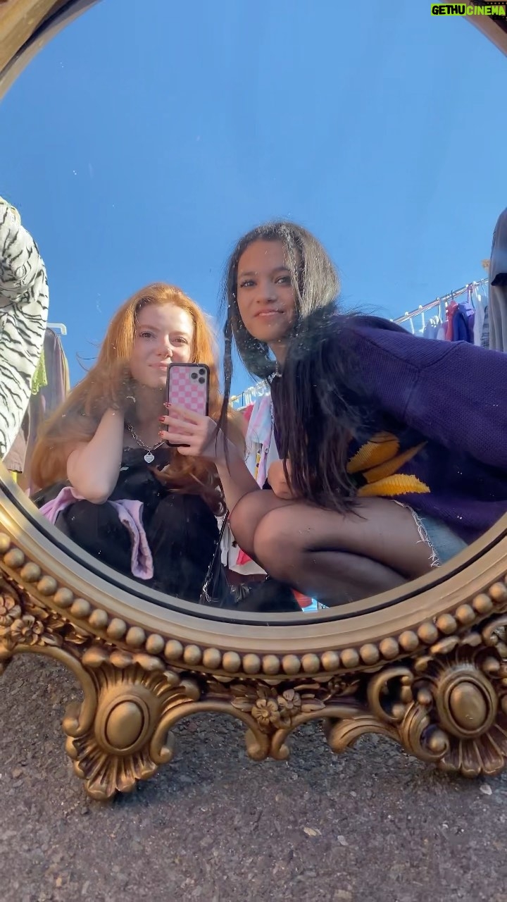 Francesca Capaldi Instagram - Kobey’s Swap Meet with the girls ☮️🔮🧚🏼♀️ Kobey's Swap Meet