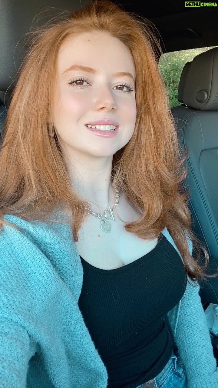 Francesca Capaldi Instagram - Since it’s…the weekend 💟
