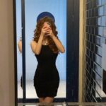 Francesca Capaldi Instagram - Bathroom mirrors + me = photo opp 🚽🖤