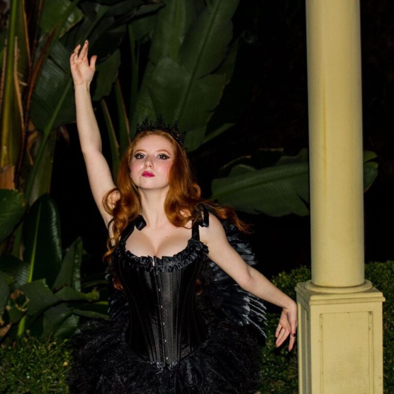 Francesca Capaldi Instagram - Channeling my inner swan queen 🖤🦢 #blackswan