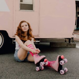 Francesca Capaldi Instagram - This is how I roll! 🤍💕

📸 @maiyabuck
🛼 @surfcityskates