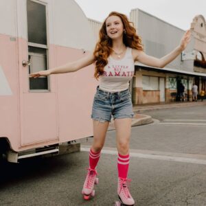 Francesca Capaldi Instagram - This is how I roll! 🤍💕

📸 @maiyabuck
🛼 @surfcityskates