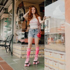 Francesca Capaldi Instagram - This is how I roll! 🤍💕

📸 @maiyabuck
🛼 @surfcityskates