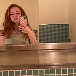 Francesca Capaldi Instagram - Bathroom mirrors + me = photo opp 🚽🖤