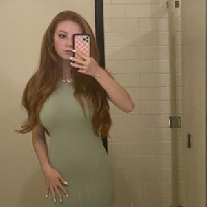 Francesca Capaldi Instagram - Bathroom mirrors + me = photo opp 🚽🖤