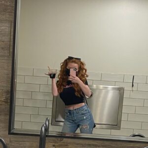 Francesca Capaldi Instagram - Bathroom mirrors + me = photo opp 🚽🖤
