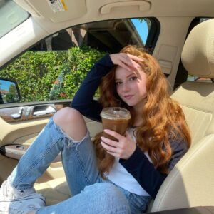Francesca Capaldi Instagram - Get in loser we’re going for coffee 💙🤍☕️
