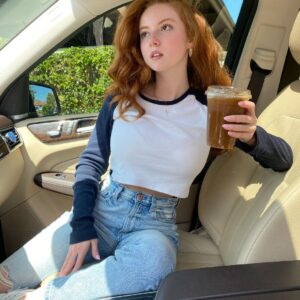 Francesca Capaldi Instagram - Get in loser we’re going for coffee 💙🤍☕️