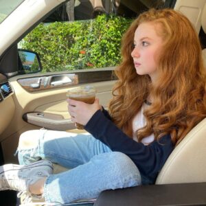 Francesca Capaldi Instagram - Get in loser we’re going for coffee 💙🤍☕️