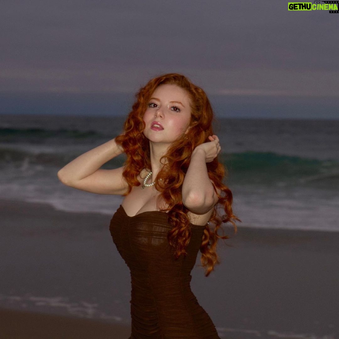 Francesca Capaldi - 177.8K Likes - Edge of Seventeen 🤍🤎