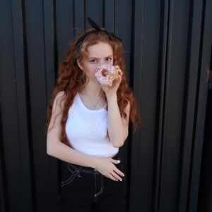Francesca Capaldi Instagram - I 🍩 know what to get my friends for Christmas. Gift suggestions?! 🤍