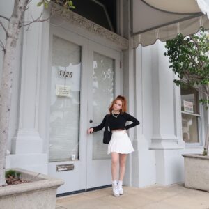 Francesca Capaldi Instagram - Hi, it’s me again 🖤🤍