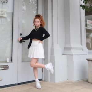 Francesca Capaldi Instagram - Hi, it’s me again 🖤🤍