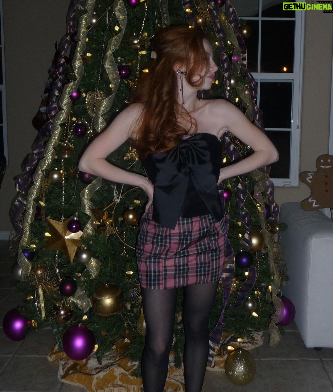 Francesca Capaldi Instagram - Santa Baby…