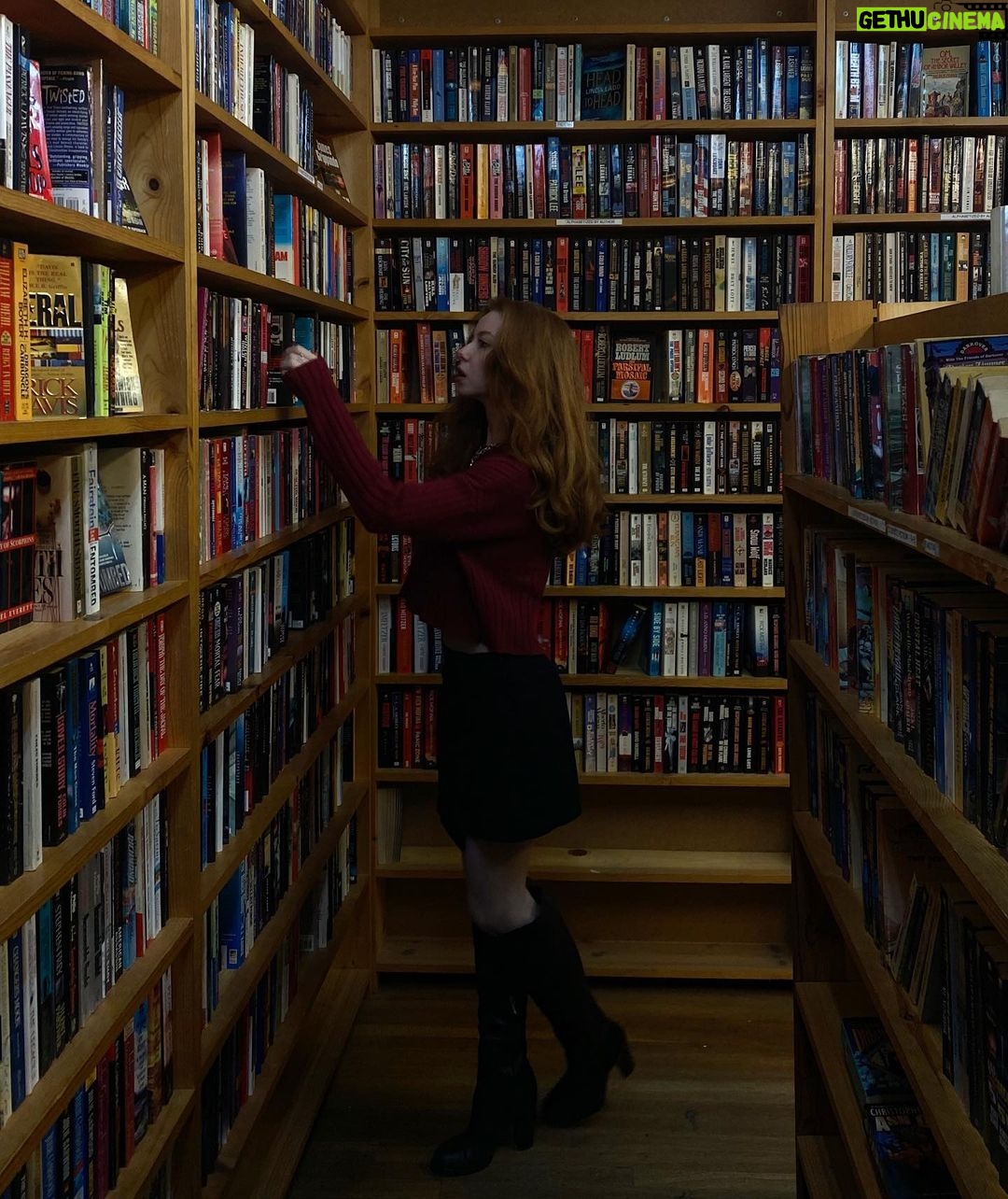 Francesca Capaldi Instagram - Read between the lines 📚