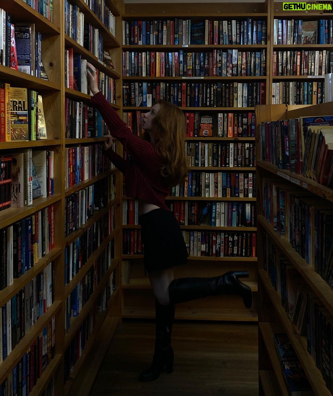 Francesca Capaldi Instagram - Read between the lines 📚