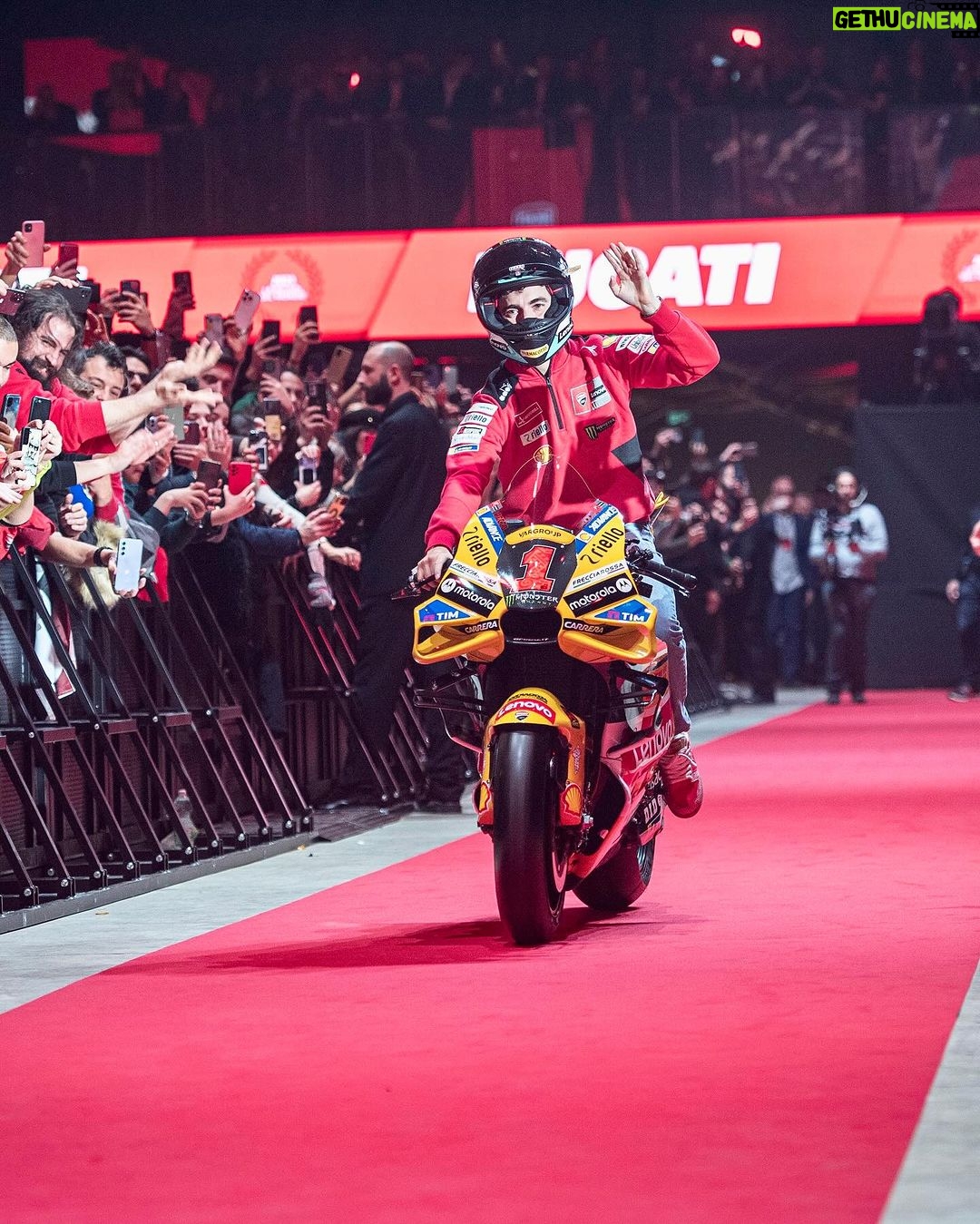 Francesco Bagnaia Instagram - Ducatisti, siete proprio gente giusta per far festa 🤙🏻 ❤️🔥 #Go1Free