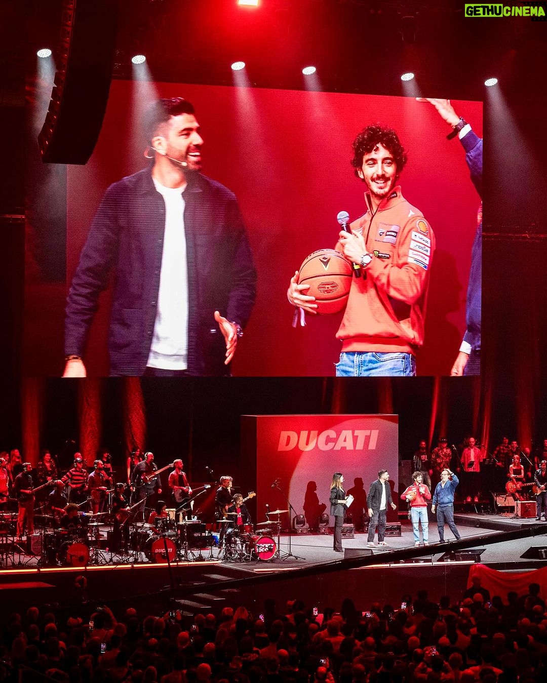 Francesco Bagnaia Instagram - Ducatisti, siete proprio gente giusta per far festa 🤙🏻 ❤️🔥 #Go1Free