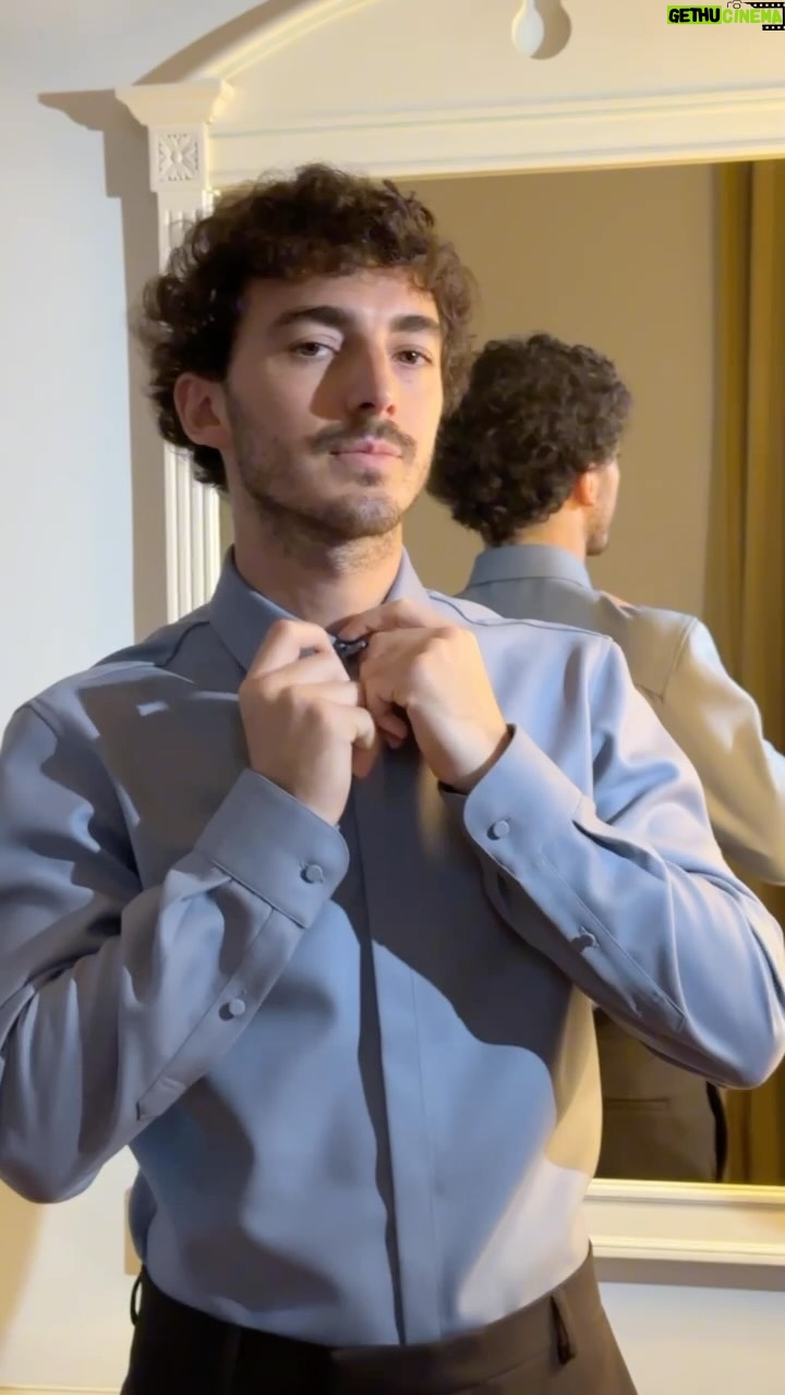 Francesco Bagnaia Instagram - Per salire sul palco del Teatro Ariston Pecco Bagnaia (@pecco63) ha scelto un abito custom @gucci doppiopetto in lana marrone scuro con intarsi in lana colore avio e camicia tonale in colore avio. #Sanremo2024 #VFfashion @sabatods Teatro Ariston Sanremo