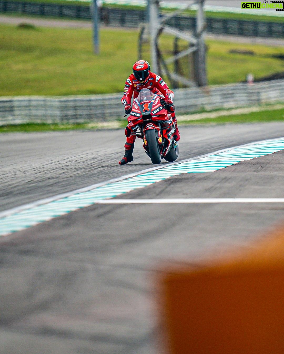 Francesco Bagnaia Instagram - Friday’s good feelings 😎 #Go1Free Sepang Circuit