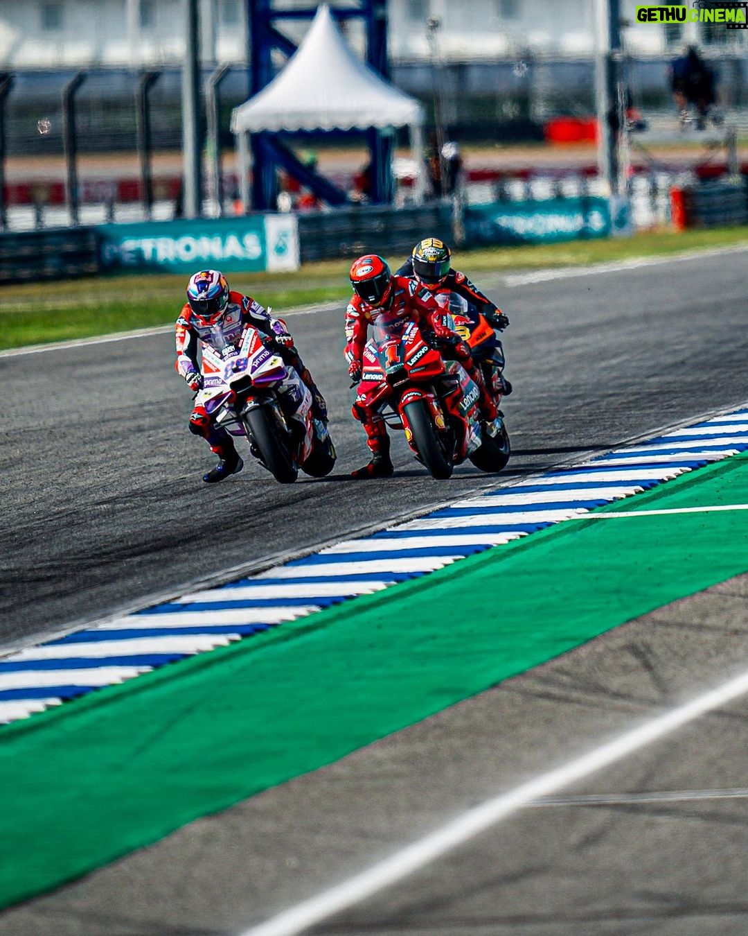 Francesco Bagnaia Instagram - I'm at the airport on my way home and I'm thinking about yesterday's race, what a race guys! Now a little rest before the big final show 🥁🎸 #Go1Free Duabi Airport