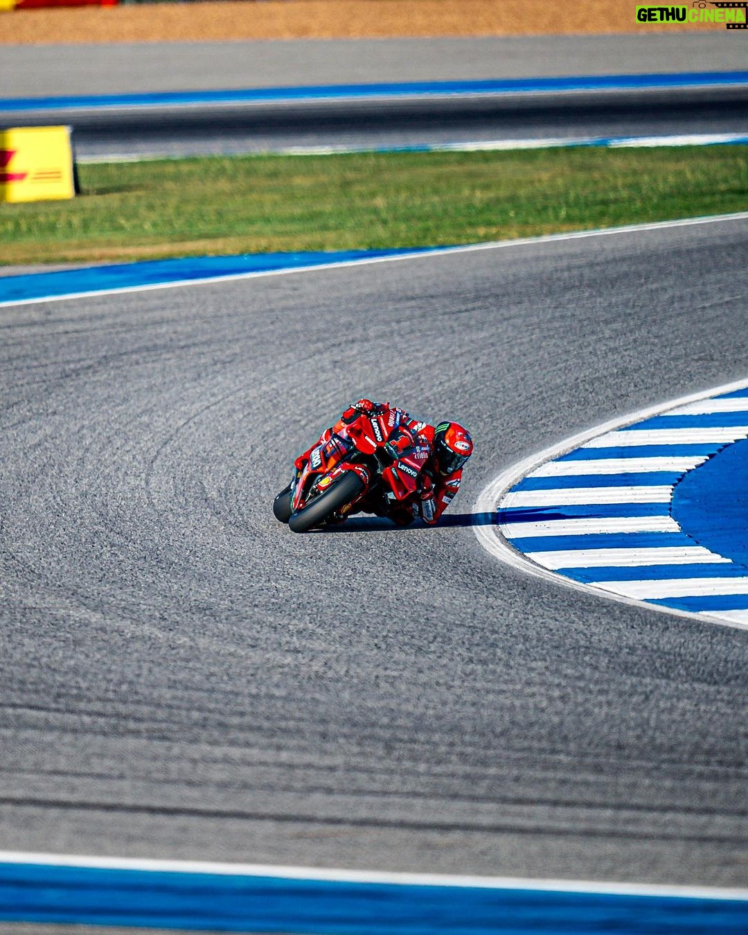 Francesco Bagnaia Instagram - The Friday trend I was waiting for 🤙🏻 #Go1Free Chang International Circuit