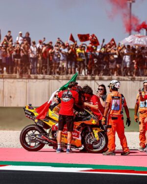Francesco Bagnaia Instagram - Misano è sempre Misano ❤️
Grazie ragazzi, oggi avete fatto la differenza, ci meritiamo una Rossini 🍕 ( offre @ducaticorse 😂) #Go1Free