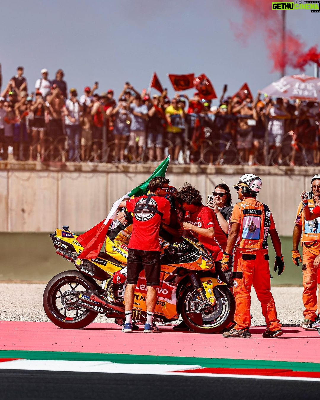 Francesco Bagnaia - 175.7K Likes - Misano è sempre Misano ❤️
Grazie ragazzi, oggi avete fatto la differenza, ci meritiamo una Rossini 🍕 ( offre @ducaticorse 😂) #Go1Free
