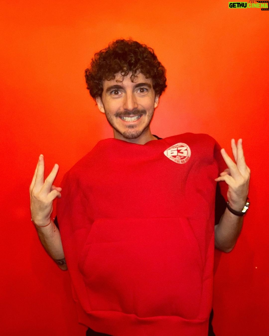 Francesco Bagnaia Instagram - Ciao ragazzi, purtroppo domenica non potrò esserci per salutarvi, ma il @peccofanclub vi aspetta 🔥 Ci tenevo a ringraziarvi ancora una volta per l’affetto ed il tifo perché in questa stagione avete fatto la differenza. Stiamo lavorando a qualcosa di grande per festeggiare insieme l’inizio di una nuova stagione. Ci vediamo in giro family ❤️🔥 P.s questa felpa spacca! #Go1Free