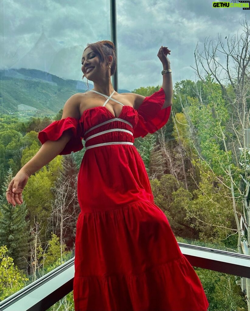 Francia Raísa Instagram - I feel like a real life princess 👑 Aspen, Colorado