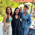 Francia Raísa Instagram - Fun fact: the iconic sword fight from How I met your mother was written by the birthday girl in the middle @gloriakellett . Thank you for gathering all of us @gloriakellett . What a special weekend 💖💖 .. I also totally went up to @cobiesmulders and said “hi I’m on @himyfonhulu can we be friends” 😂 She is the sweetest and totally said she would come back 😉
