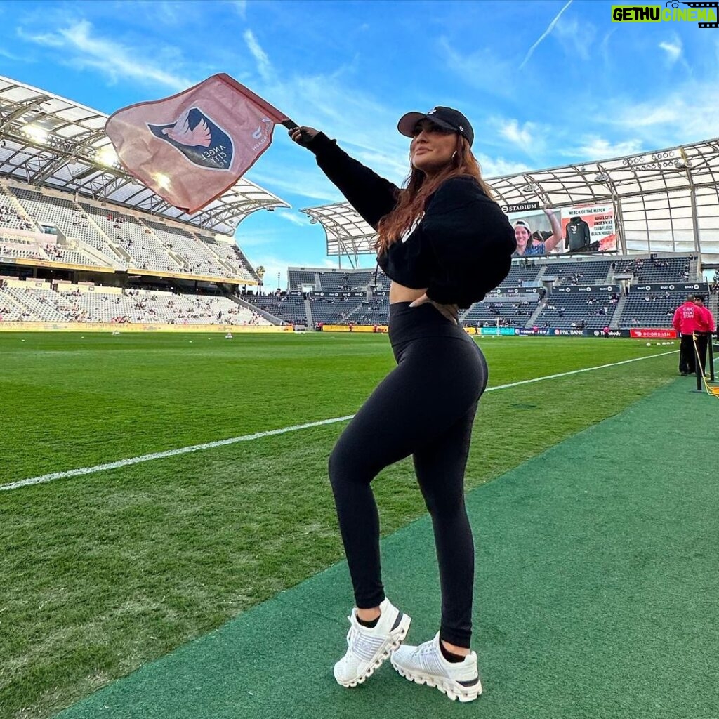 Francia Raísa Instagram - SPOOOORTS! Throwing it back to the opening @weareangelcity game ✨ We’re athletic in case you were wondering 😜