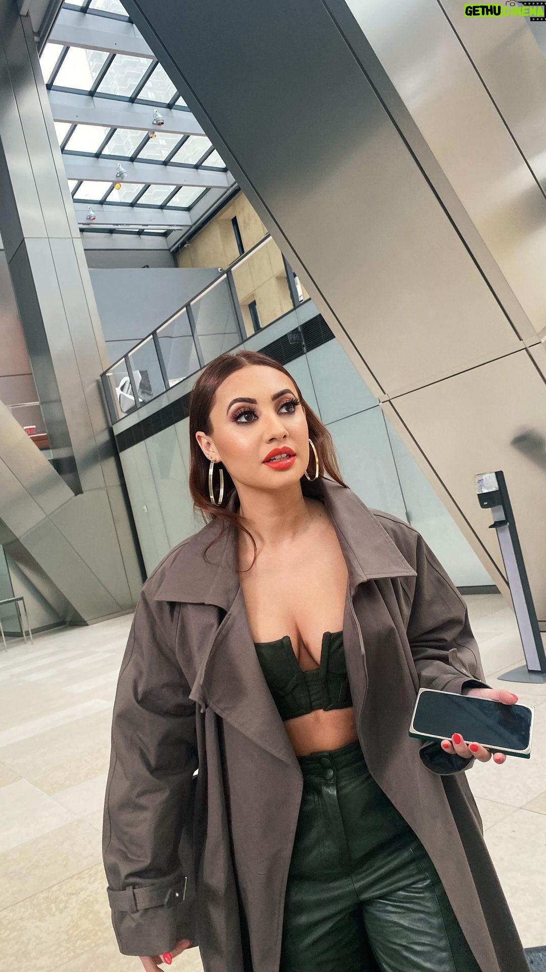 Francia Raísa Instagram - About 45 minutes later I ripped my pants 🥴😂 ✨ Hair: @angelacalisti Makeup: @killahcamz Fit: @sonjamchristensen