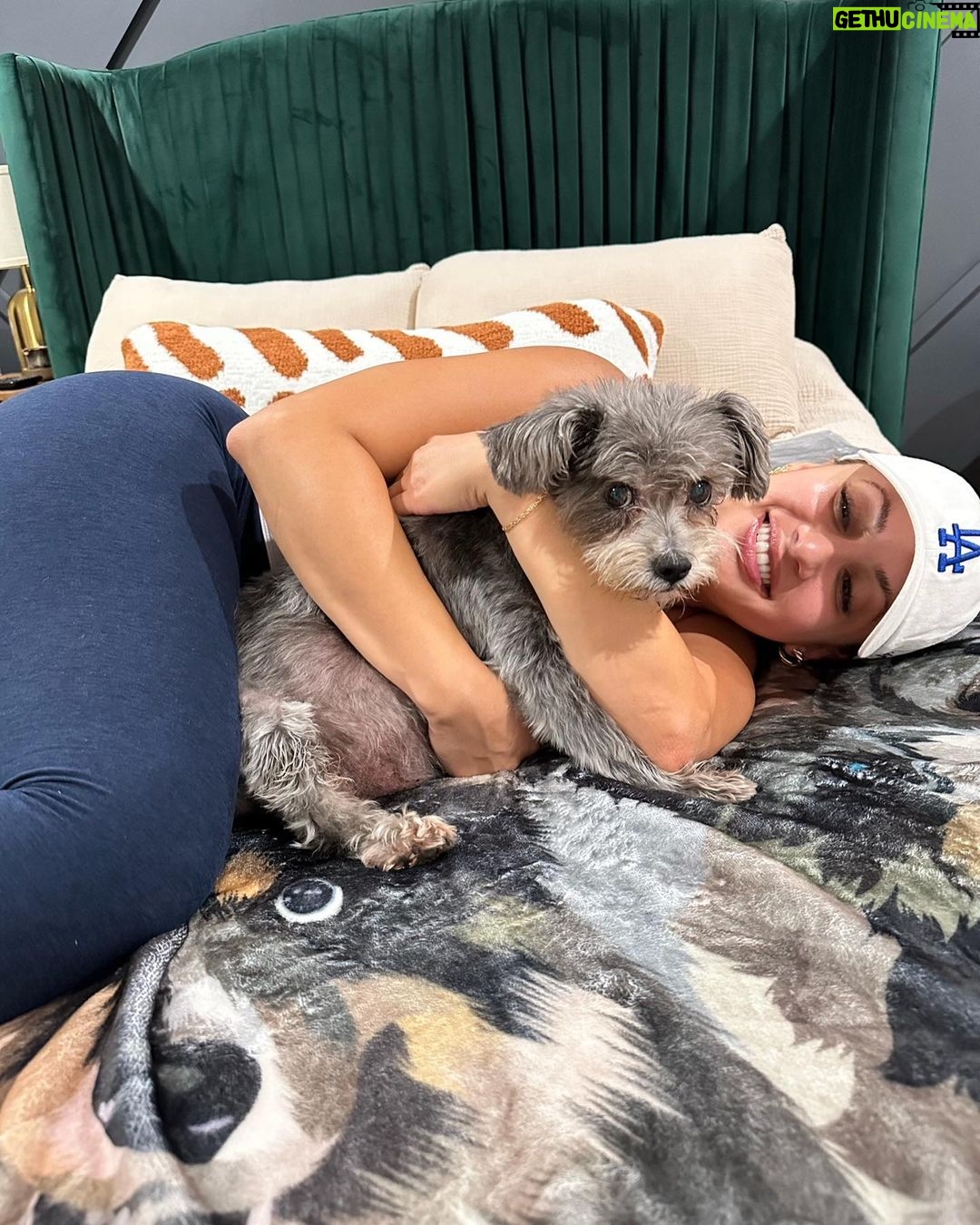 Francia Raísa Instagram - He hates cuddling and that’s all I want 😫