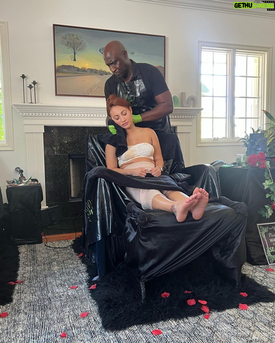 Francia Raísa Instagram - My new toxic trait (after today) is expecting massages at parties